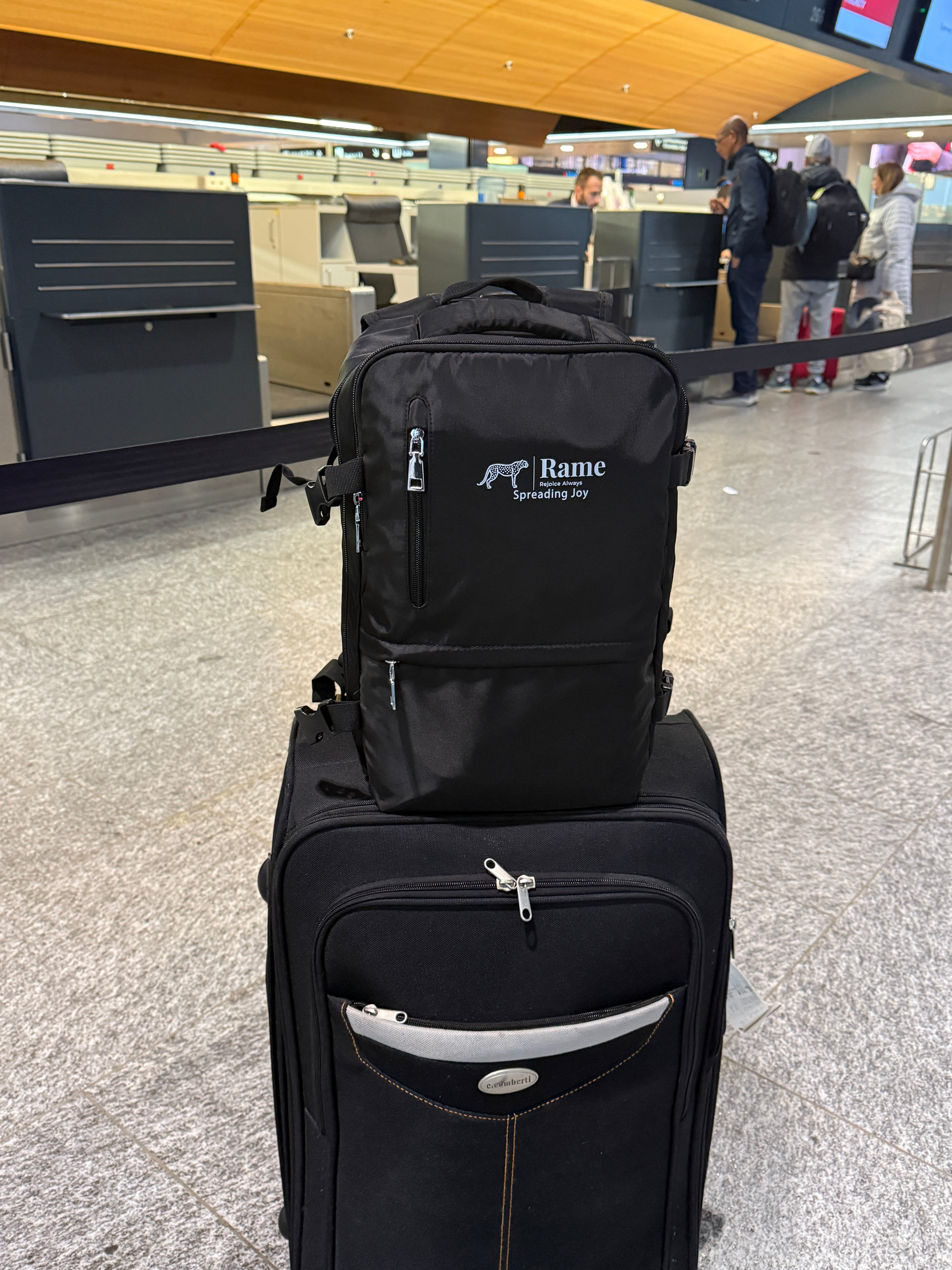 Rame Rejoice Always TravelPro U-Series – 35L Handgepäck Rucksack | Wasserdicht, Diebstahlsicher, Erweiterbar, Laptopfach & USB-Ladeanschluss – Unisex